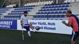 Akma kaplp bacan kaybetti, futbolla hayata tutundu