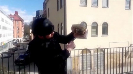 ALÇAKLIK: Polis korumasında cami önünde Kur'an-ı Kerim yaktı