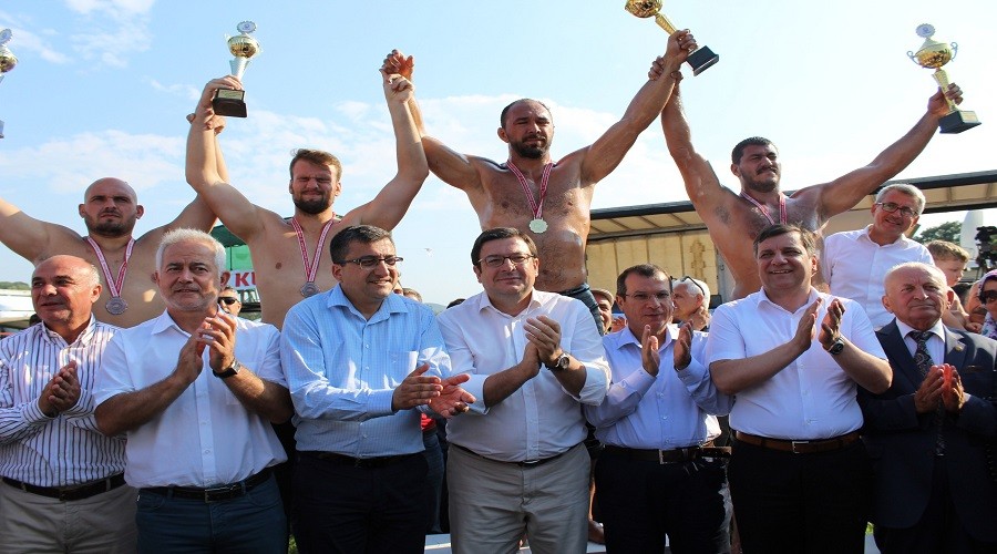 Ali Gürbüz Başpehlivanlığı yine kaptırmadı