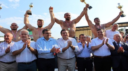 Ali Gürbüz Başpehlivanlığı yine kaptırmadı