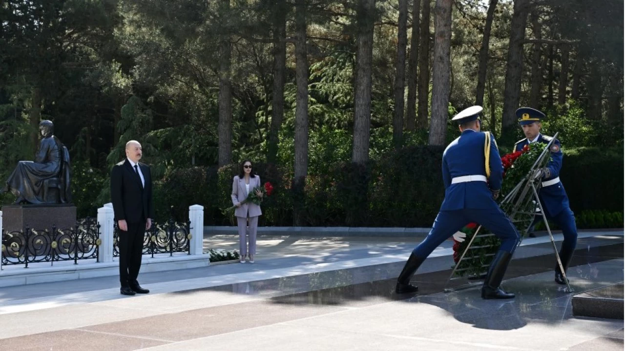 Aliyev, babasını mezarı başında andı