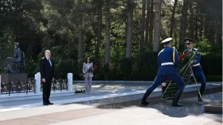 Aliyev, babasn mezar banda and