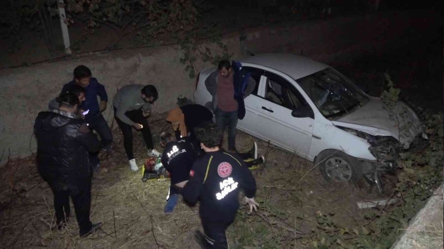 Alkollü sürücü otomobiliyle dereye uçtu