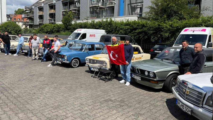 Almanya'daki Türklerden nostaljik araç konvoyu