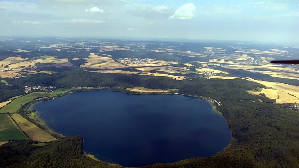 Almanya'nın Renanya-Palatina eyaletindeki Laacher See Yanardağı 13 bin yıl önce büyük bir şiddetle patlamıştı. Araştırmacılar yanardağın hâlâ etkin olduğuna dair güçlü ipuçları buldu