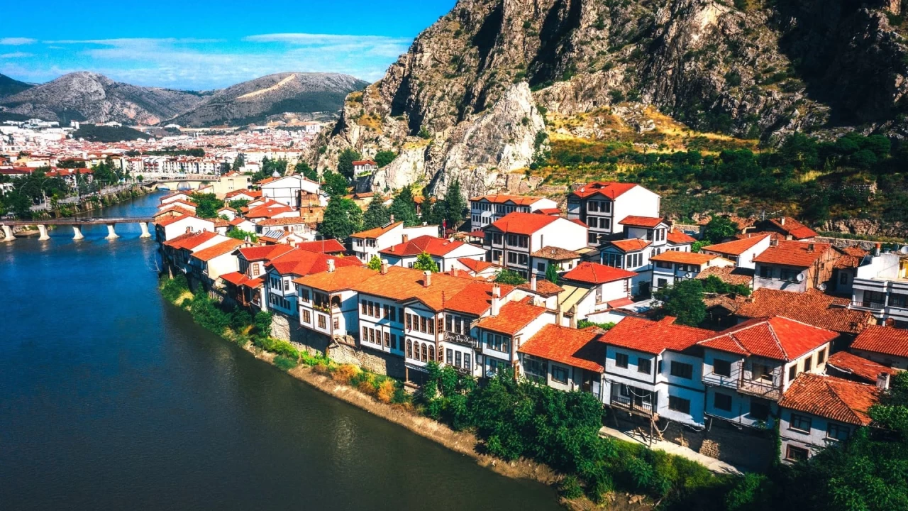 Amasya ilinin sosyo-k�lt�rel yap�s� ve kar��la�t��� sorunlar