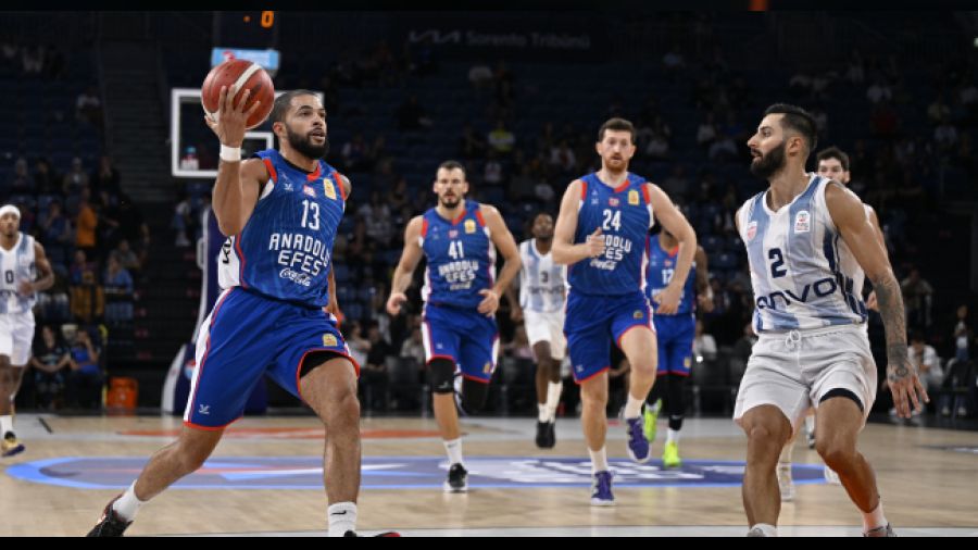 Anadolu Efes ilk maçta güldü
