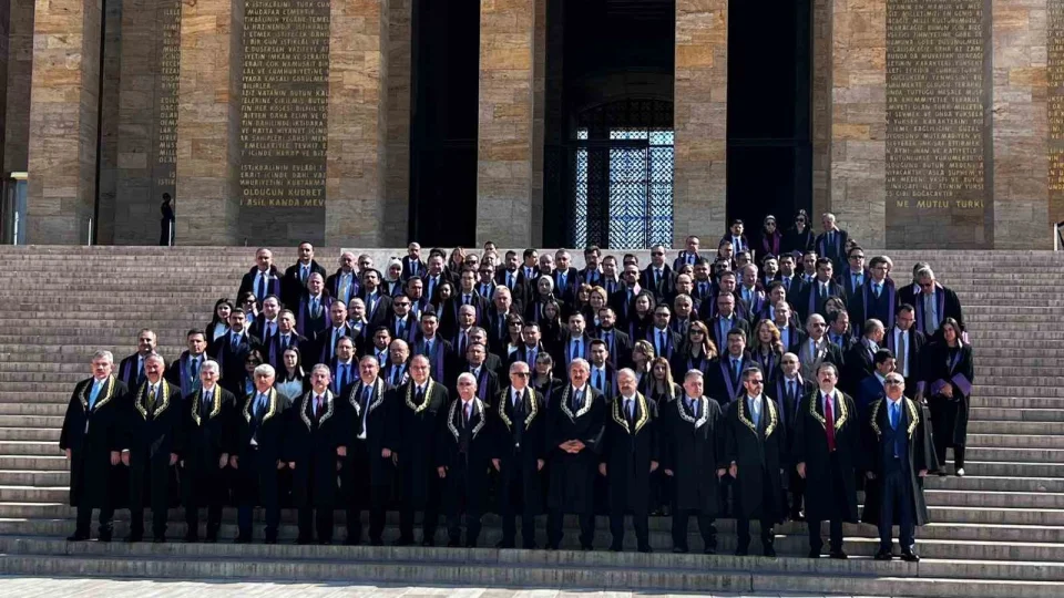 Anayasa Mahkemesi heyeti An�tkabir'i ziyaret etti