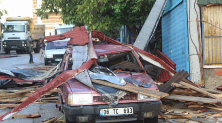 Ankara'da fırtınada 3 binanın çatısı uçtu