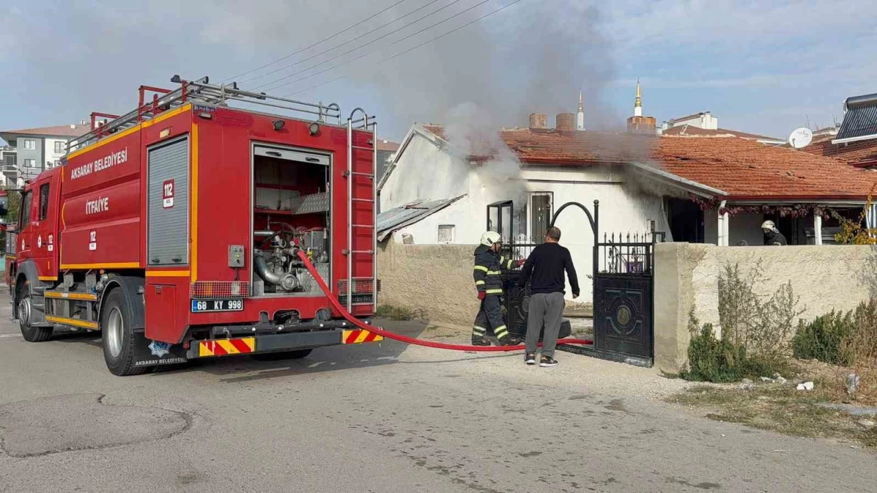 Annesinin evini ateşe verip kaçtı