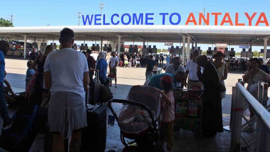 Antalya Havalimanı'nda tarihi yoğunluk