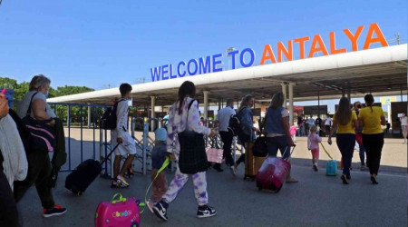 Antalya'da 2022 yl turist says 4 milyonu at