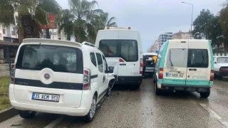 Antalya'da 4 araçlı zincirleme kaza: Araçta sıkışan yolcu itfaiye ekiplerince çıkartıldı