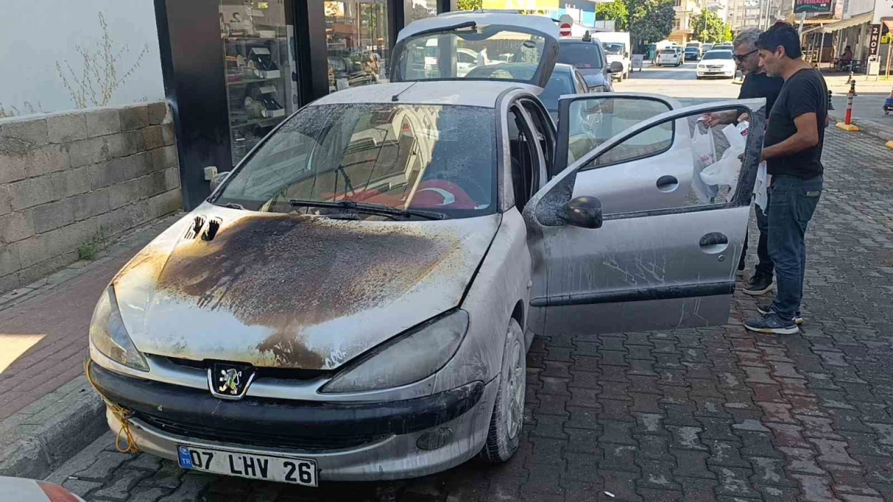 Antalya'da seyir halindeki otomobil yandı