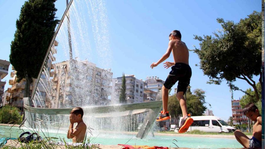 Antalya'da termometreler 41'i gösterdi, çocuklar süs havuzunda serinledi
