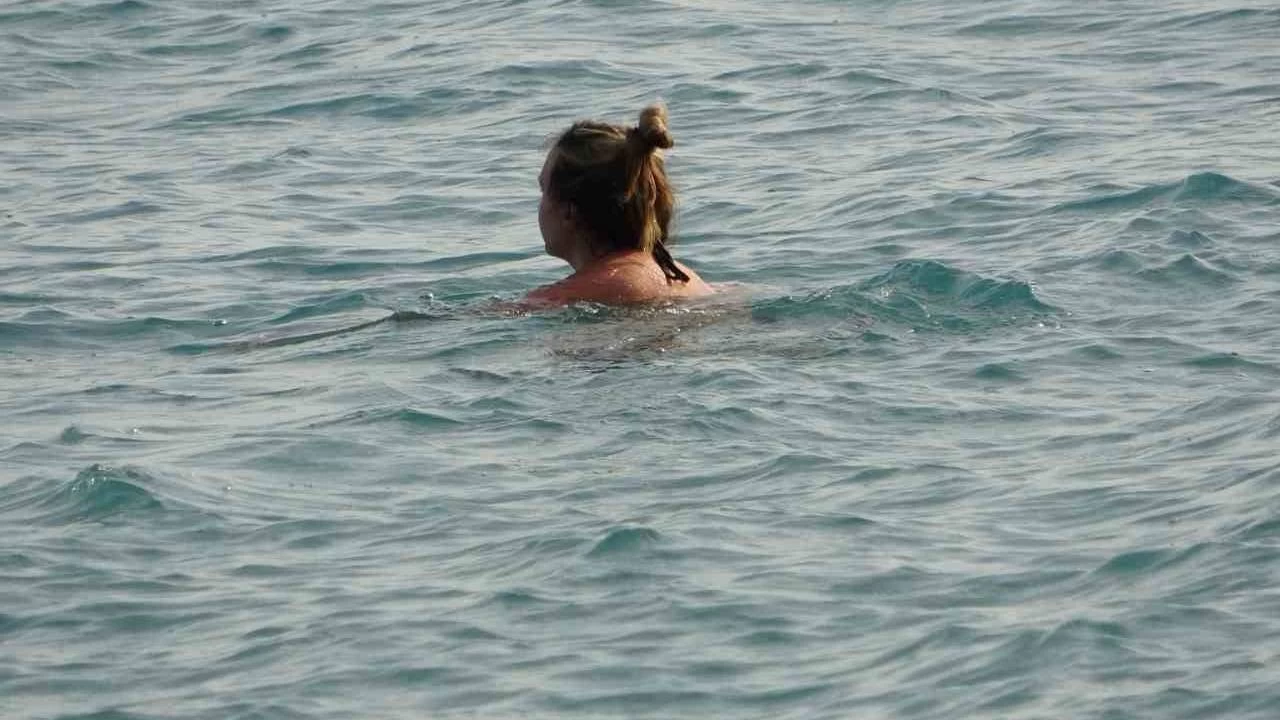  Antalya'n�n da�lar�nda kar, sahillerinde deniz keyfi