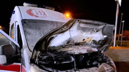 Antalya'ya desteğe giden ambulans alev aldı