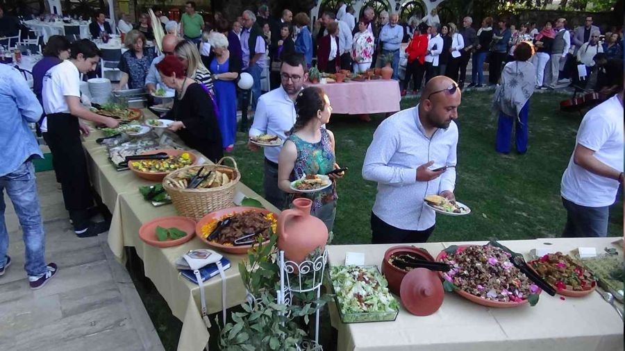 Antik yemekler konuklara ikram edildi