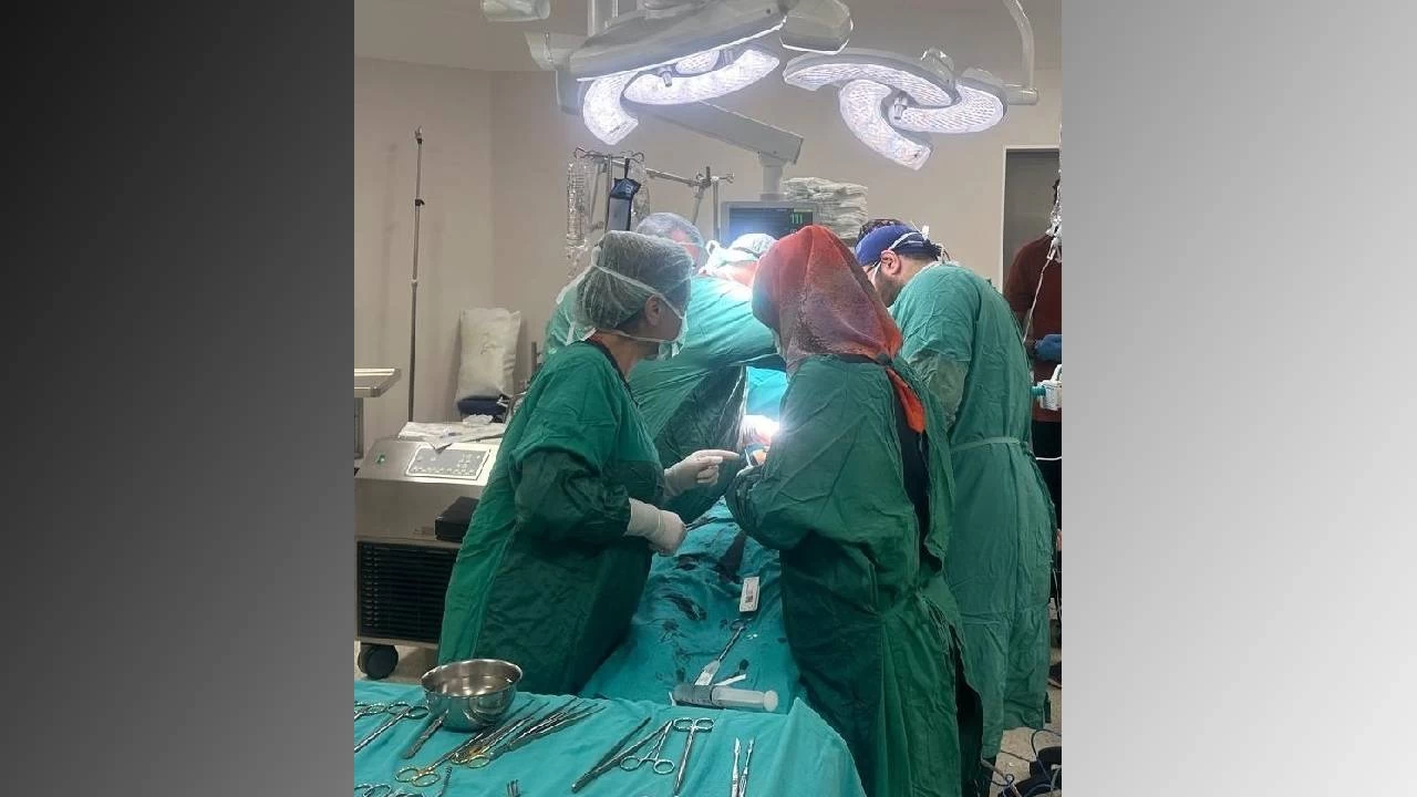 Aort damarı yırtılan genç 8 saatlik ameliyat geçirdi
