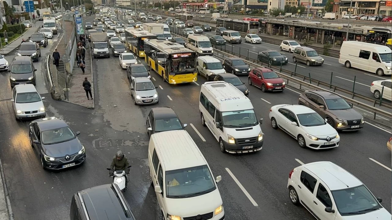 Ara tatilin ardından okulların açılmasıyla İstanbul'da trafik yoğunluğu oluştu