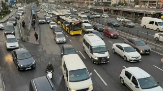 Ara tatilin ardından okulların açılmasıyla İstanbul'da trafik yoğunluğu oluştu