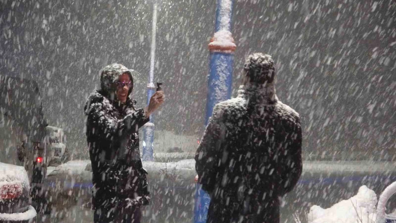 Ardahan'a mart aynda lapa lapa kar yad