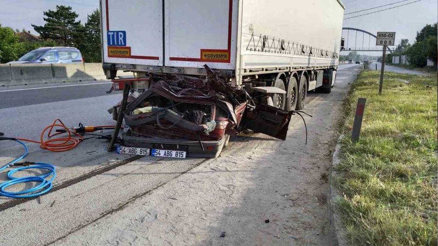 Arifiye'de feci kaza, t�ra ok gibi sapland�: 1 �l�