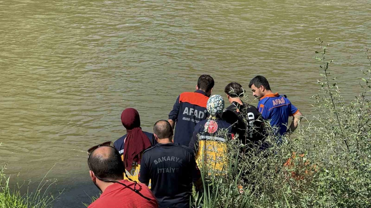 Arkadaşları ile girdiği Sakarya Nehri'nden cansız bedeni çıktı