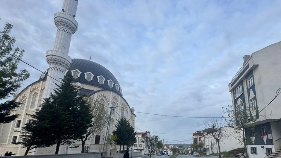 Arnavutk�y'de r�zgar nedeniyle minaresi sallanan caminin yak�n�ndaki 2 bina bo�alt�ld�