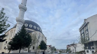 Arnavutk�y'de r�zgar nedeniyle minaresi sallanan caminin yak�n�ndaki 2 bina bo�alt�ld�