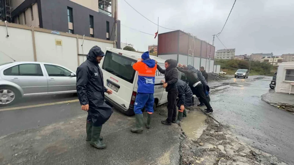 Arnavutk�y'de ya��� sonras� yol ��kt�