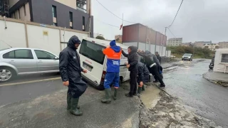 Arnavutköy'de yağış sonrası yol çöktü