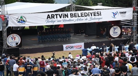 Artvin'deki halk oyunları şampiyonası yaylada yapıldı