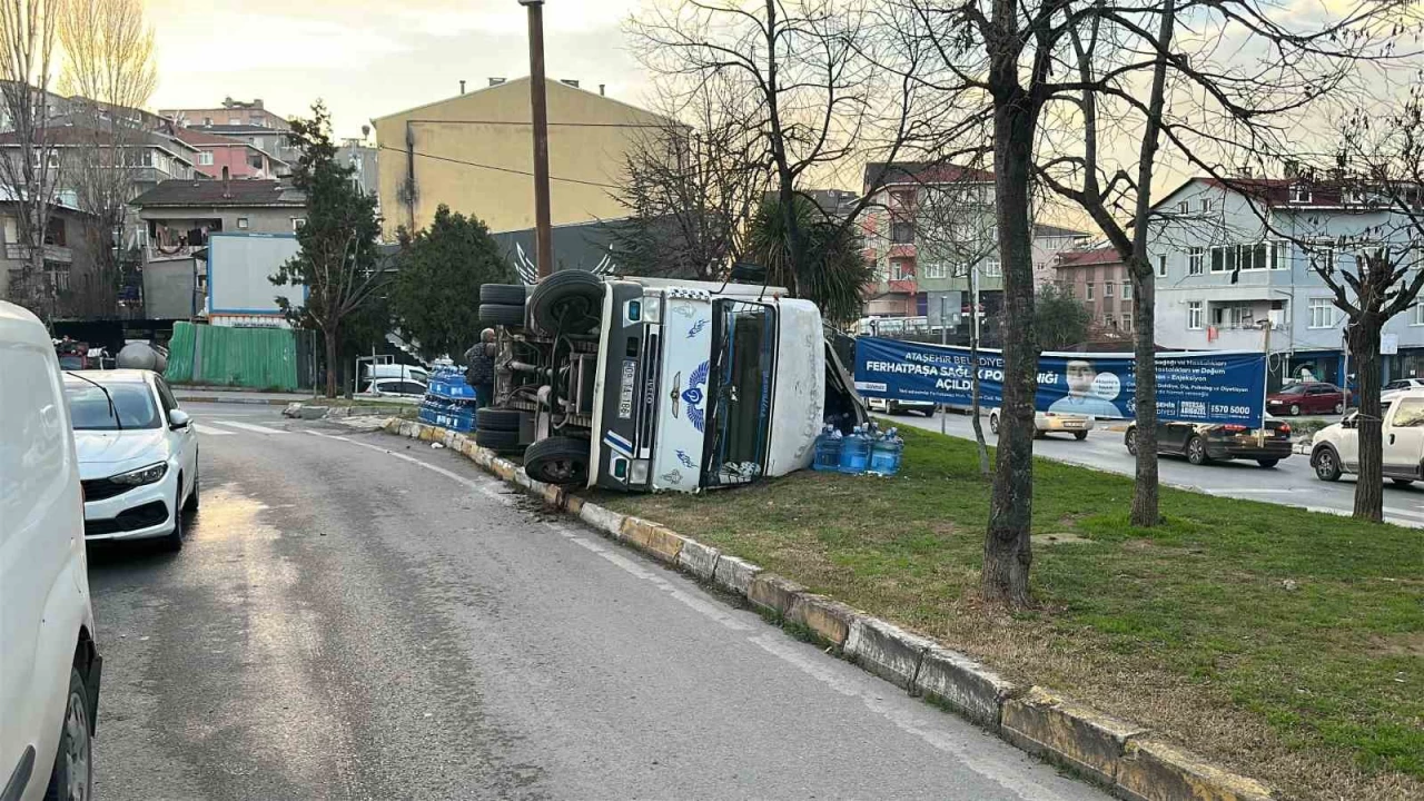 Ata�ehir'de freni patlayan kamyonet devrildi