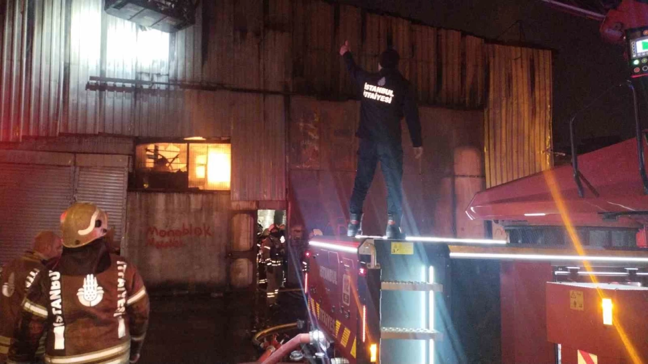 Ata�ehir'de kimyasal madde deposunda yang�n
