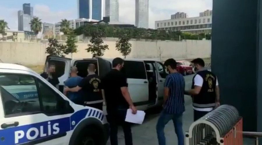 Ata�ehir'de polisleri g�ren ��pheli, uyu�turucu dolu po�eti pencereden att�