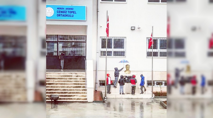 Atatürk'ü saatlerce yağmurdan korudular