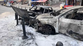 Avcılar'da yanan taksi park halindeki otomobile çarptı: İki araç alev topuna döndü