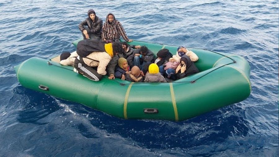 Ayvalık açıklarında 72 düzensiz göçmen kurtarıldı