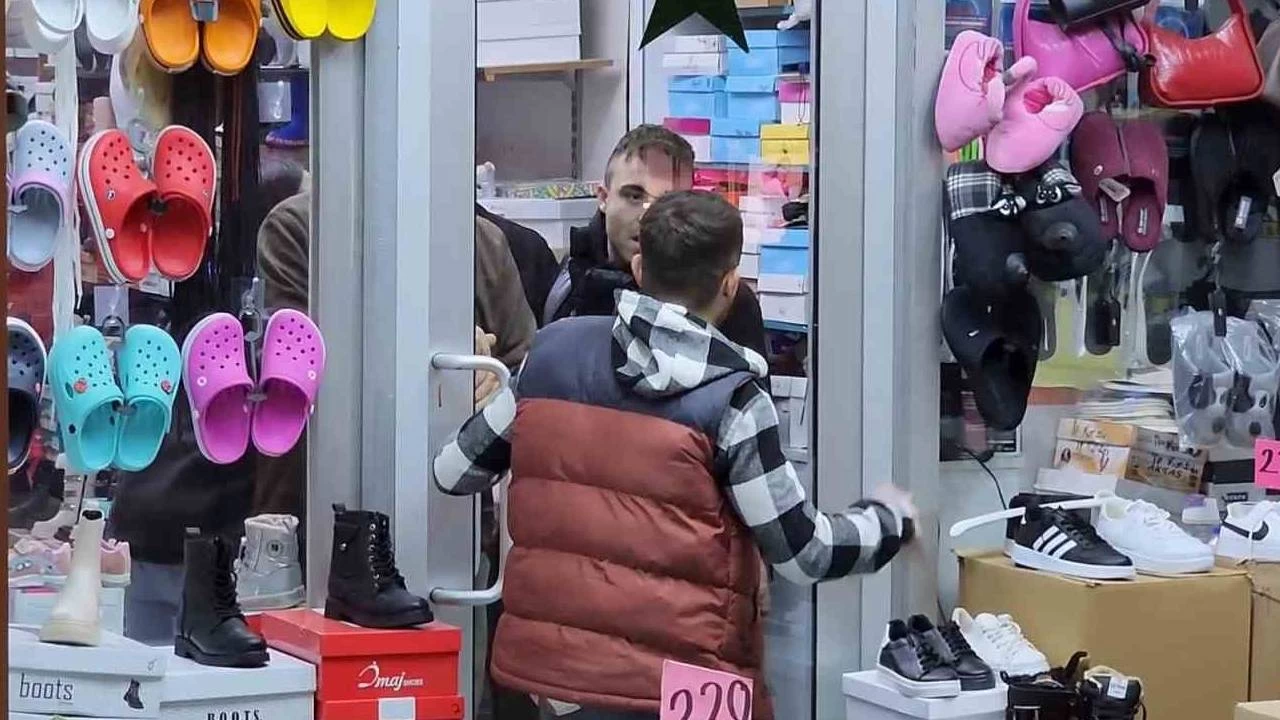 Baba ile oğlunun saldırısından ayakkabı dükkanına sığınarak kurtuldu