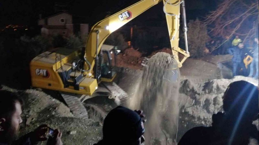 Baba-oğlu kurtarma çalışmalarında beşinci saat geride kaldı
