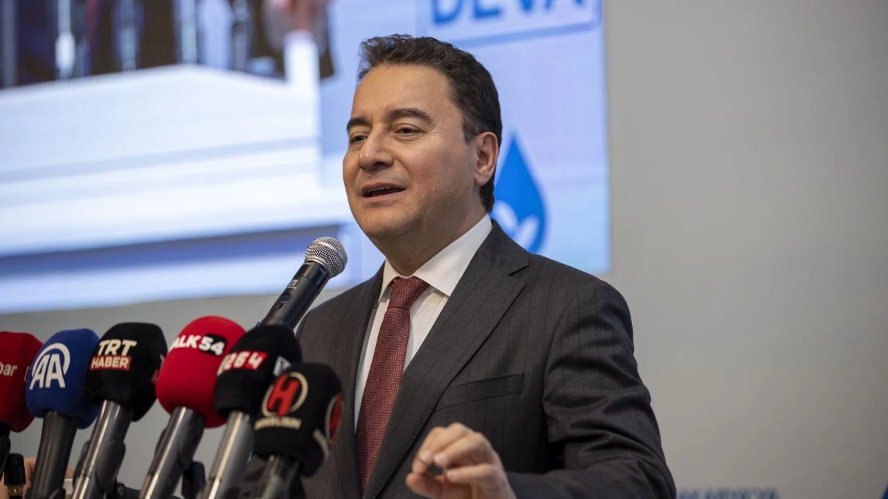 Babacan emekli maa�lar�n� ele�tirdi