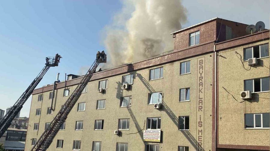 Ba�c�lar'da 5 katl� i� merkezinde korkutan yang�n