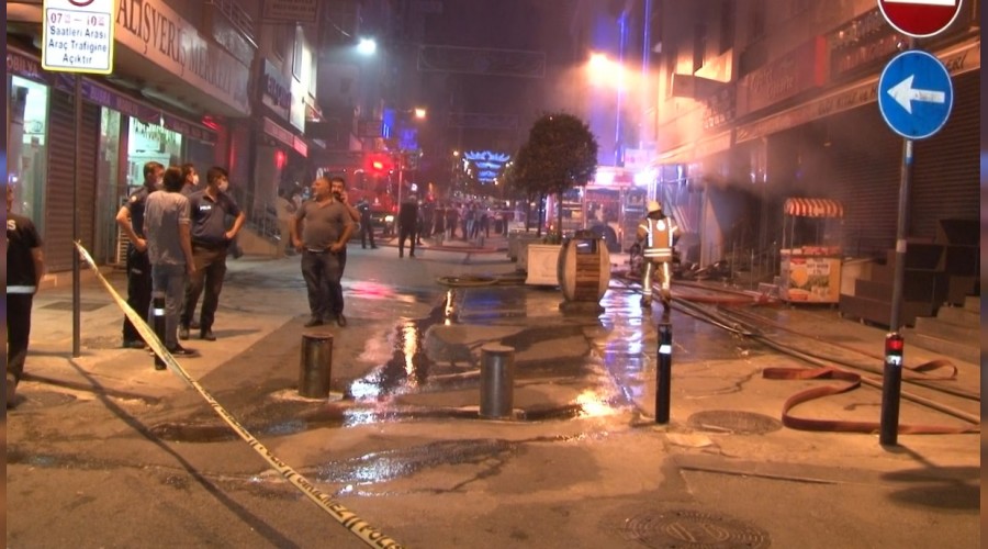 Bağcılar'da çok sayıda işyeri yandı