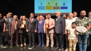  Ba��ms�z T�rkiye Partisi (BTP) Geni�letilmi� Te�kilat Toplant�s� �stanbul'da ger�ekle�tirildi. BTP lideri H�seyin Ba�'�n da kat�ld��� toplant�da �lke genelinde �ye kampanyas�nda dereceye giren partililere �d�lleri verildi