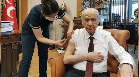 Bahçeli de Covid-19 aşısı yaptırdı