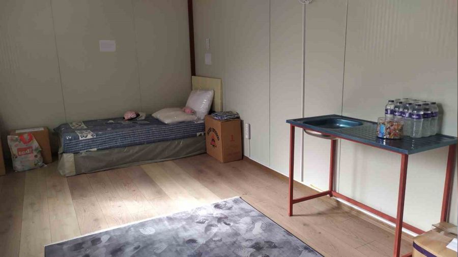 Bah�elievler'deki bir okulda depremzedeler i�in konteyner evler haz�rland�