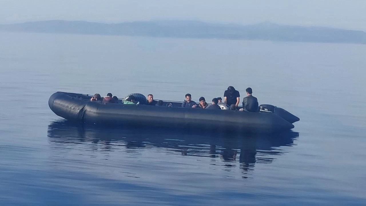 Balıkesir açıklarında 9'u çocuk 22 düzensiz göçmen kurtarıldı