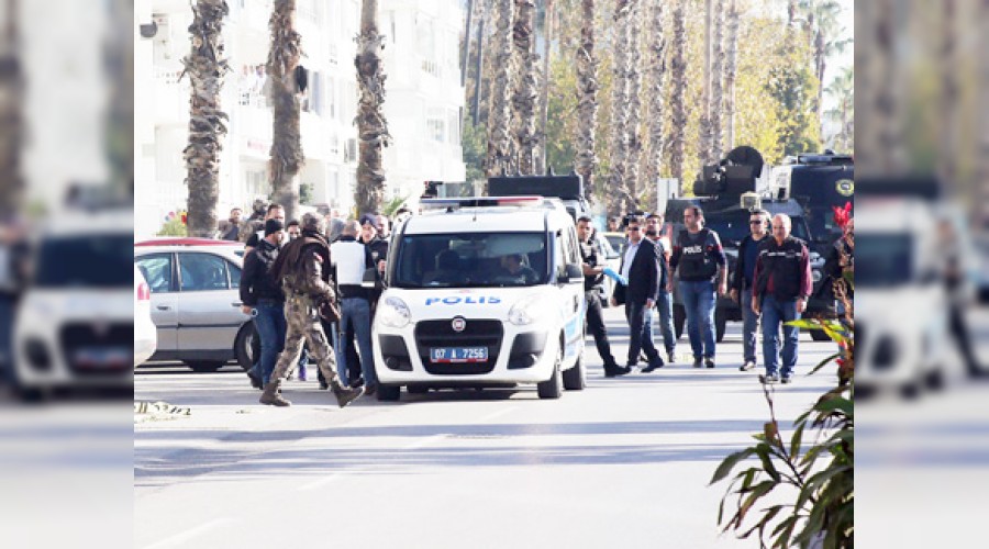 Banka eylemcisini polis ikna etti