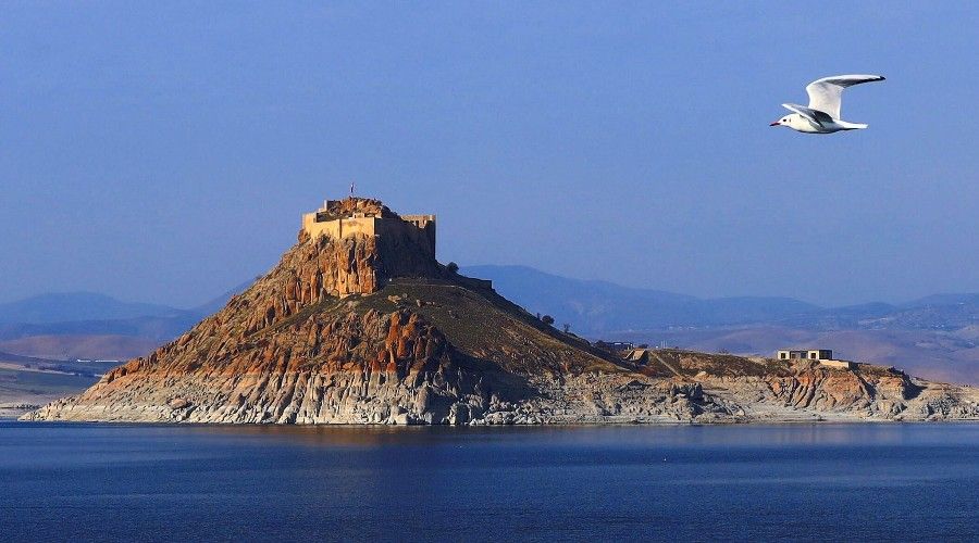 Baraj�n ortas�ndaki tarihi g�zellik 'Pertek Kalesi'